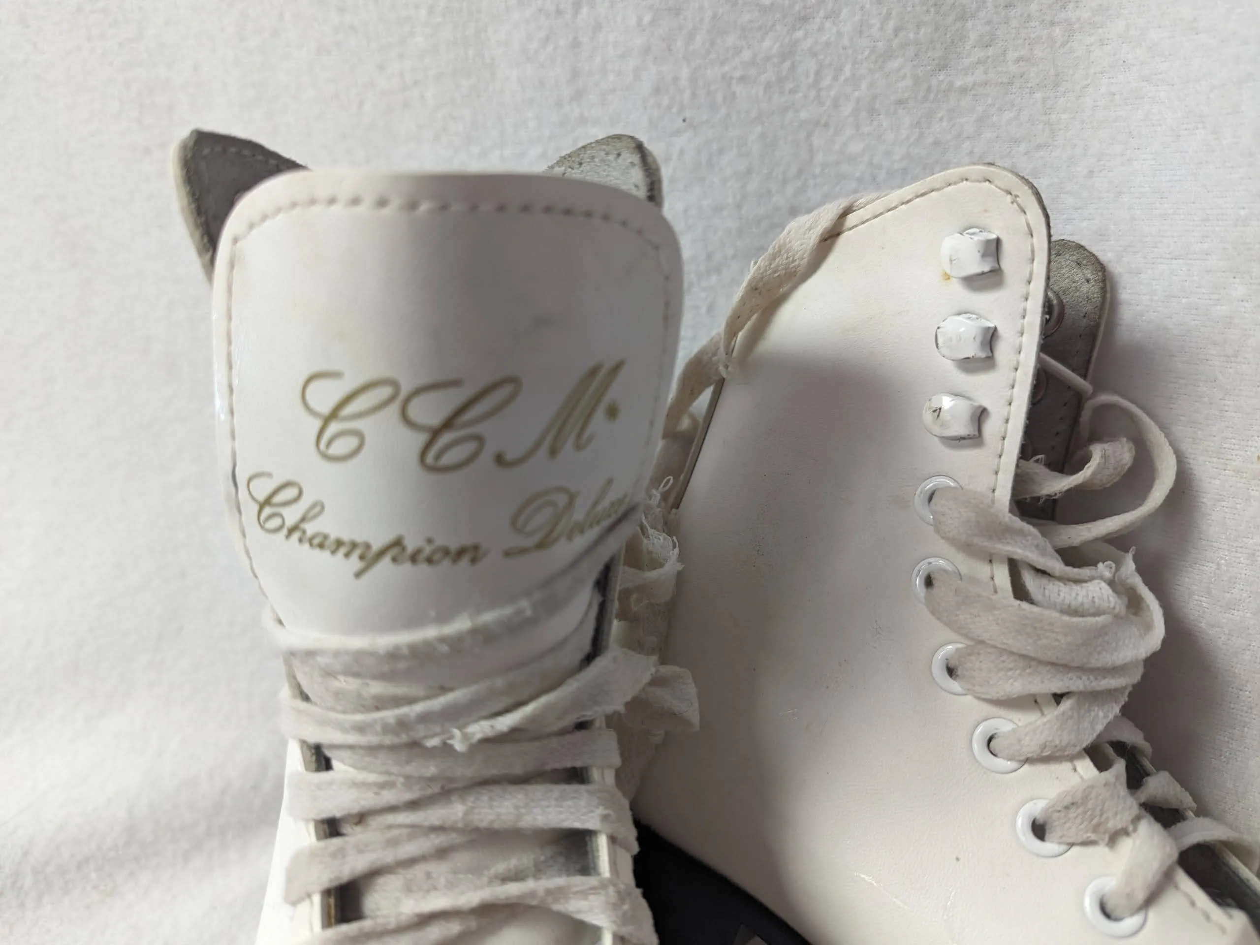 CCM Champion Deluxe Girls Youth Figure Ice Skates Size Youth 10 Color White Used