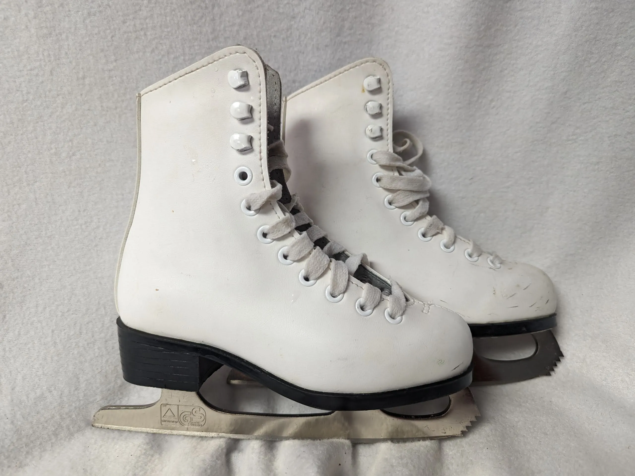 CCM Champion Deluxe Girls Youth Figure Ice Skates Size Youth 10 Color White Used